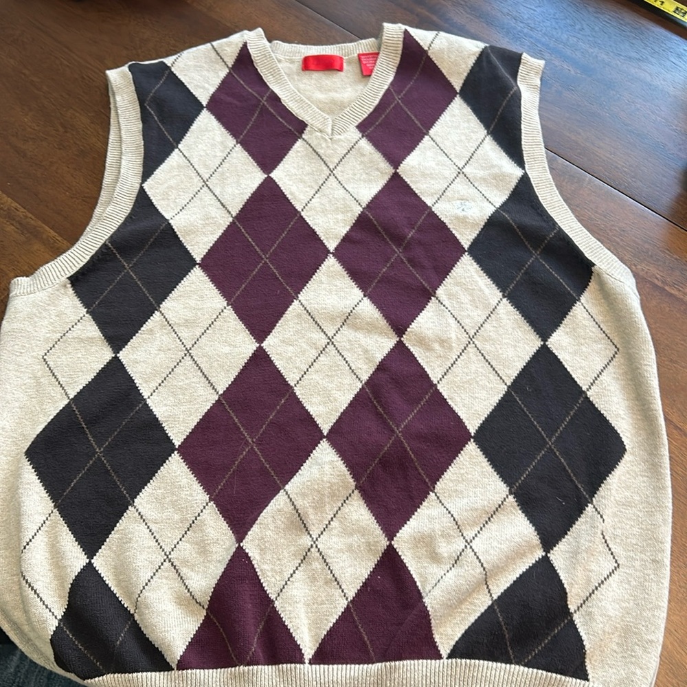 IZOD sweater vest. Great condition. Mens M. Argyle design. 100% cotton